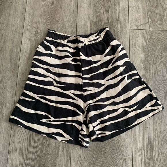 H&M used linen blend animal print shorts - Picture 2 of 4